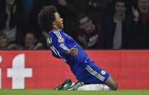 Willian (centre)