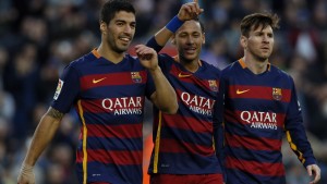 Football Soccer - Barcelona v Real Sociedad - Spanish Liga BBVA - Camp Nou, Barcelona, Spain - 28/11/15  Barcelona's Neymar celebrates scoring the third goal with team mates Luis Suarez and Lionel Messi REUTERS/Albert Gea - RTX1W8V7