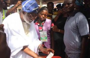 pic-12-akeredolu-casting-his-vote-620x400