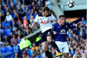 Tottenham Hotspur's Jan Vertonghen (left) and Everton's Ross Barkley battle for the ball during the Premier League match at Goodison Park, Liverpool.